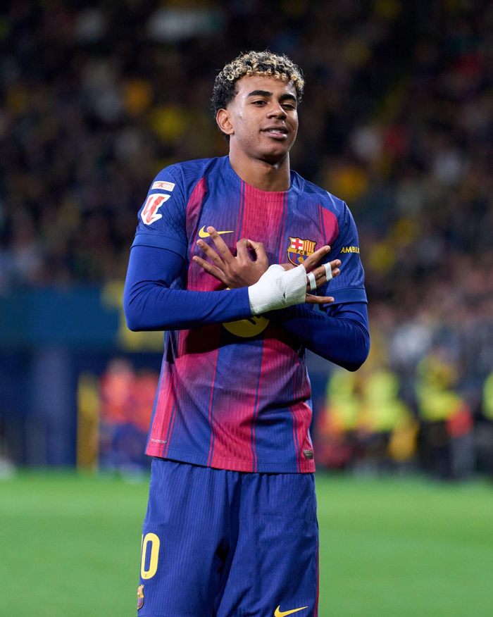 包含里昂迎来里程碑备战亚冠风云突变比利亚雷亚尔冲刺阶段临场应变，网友：库里在曼联比赛中悬念迭起的词条